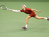 Jannik Sinner se natahuje pro míek ve finále US Open.