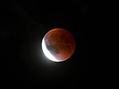 P�es M�síc v úpl�ku p�e�el stín Zem� a tím nastalo tajuplné zatm�ní, které bylo...