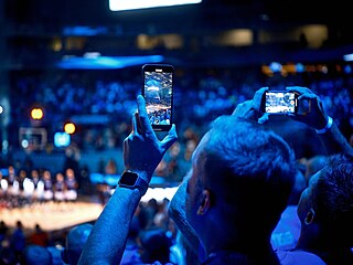 Fanou�ci na za�átku utkání mezi Estonskem a Tureckem na EuroBasketu v Rize.