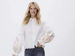 Tato halenka by klidn obstála coby souást kroje, unosíte ji vak na tisíc...