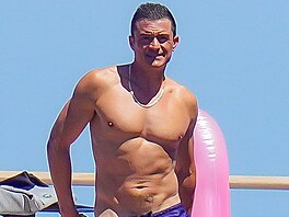 Herec Orlando Bloom letos v lét� vyrazil na dovolenou po Evrop� a na plá�ích...