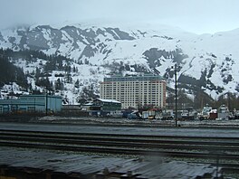 �trnáctipatrový v�ák, respektive trojice propojených v�í bytového komplexu. V...