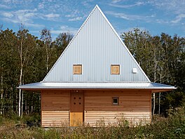 Chata na ostrov� Hee má pravidelný profil 7 × 7 metr� a sedlovou st�echu s...