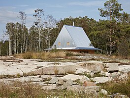 Hliníková st�echa prop�j�uje domu lehce industriální výraz. Odlesky slunce na...