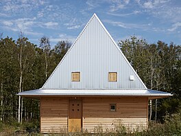 Chatu si vysnil mladý pár s dv�ma d�tmi, pan fotograf a paní spisovatelka,...