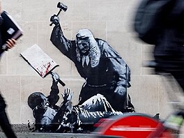 Nové Banksyho dílo na soudní budov� zpodob�uje soudce bijícího demonstranta....