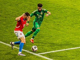 David Jurásek brání mí� p�ed Abdulrahmanem Al Oboudem.