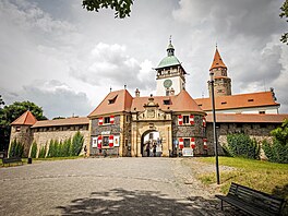 Výhledy od BTS O2 na hodinové v�i na hrad� Bouzov