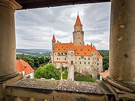 Výhledy od BTS O2 na hodinové v�i na hrad� Bouzov