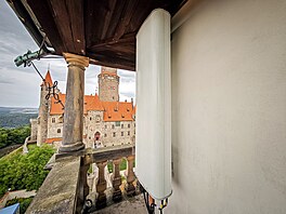 Výhledy od BTS O2 na hodinové v�i na hrad� Bouzov