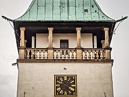 Výhledy od BTS O2 na hodinové v�i na hrad� Bouzov