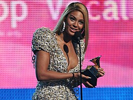 Zp�va�ku Beyoncé Armani v roce 2010 vybavil modelem ze zlatých a st�íbrných ok....