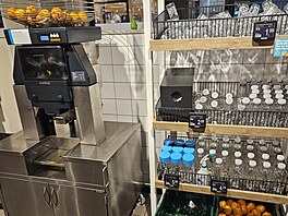 Ve vtích supermarketech jsou bné automaty na erstv lisovanou ávu, a u...