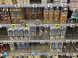 Detail mléného regálu v Albert Heijn v Alkmaaru. Pro píklad i ceny nkterých...