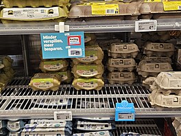 Od mléka rychlý pohled do regálu s vejci. Podobn jako v esku jsou ceny dost...