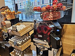 A zde jet automat na ávu z granátových jablek v alkmaarské prodejn Jumbo -...