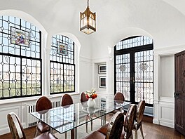 Nádherná jsou pvodní vitráová okna z 20. let 20. století.