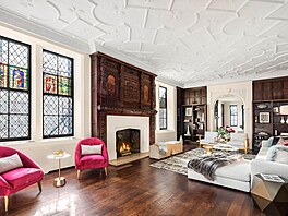 Interiér bytu navrhl Giorgio Armaniho se svým týmem architekt.