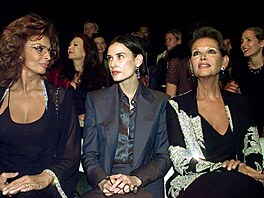 Sophia Lorenová, Demi Moore a Claudia Cardinalová na pehlídce Giorgio Armani v...