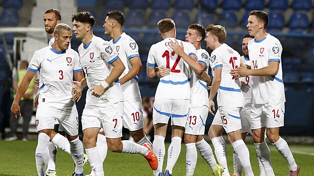 Gólová oslava �eského týmu na h�i�ti �erné Hory.