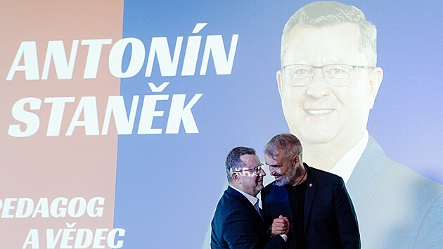 P�edseda hnut� P��saha Robert �lachta p�edstavuje volebn� program, na sn�mku s exministrem kultury Anton�nem Sta�kem. (31. srpen 2025)