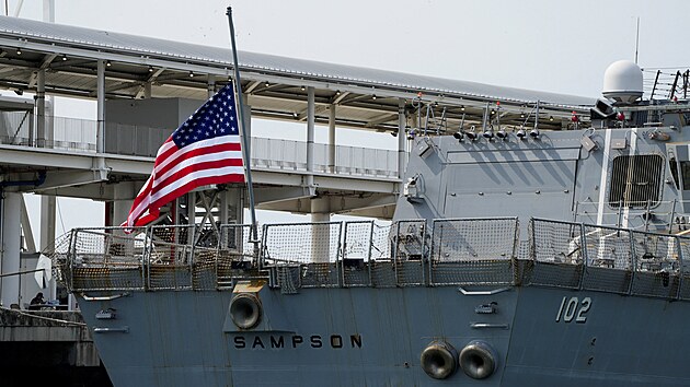 Torpédoborec USS Sampson DDG-102 u vjezdu do Panamského pr�plavu (30. srpna...