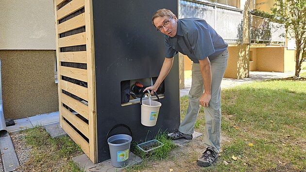 Dky projektu Ozy zelen mohou lid v osmi brnnskch lokalitch na zem ekovic a Medlnek zalvat stromy pmo ped vlastnm panelovm domem. (2025)