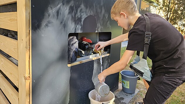 Dky projektu Ozy zelen mohou lid v osmi brnnskch lokalitch na zem ekovic a Medlnek zalvat stromy pmo ped vlastnm panelovm domem. (2025)