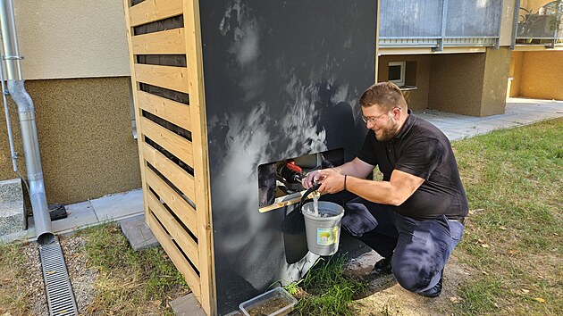 Dky projektu Ozy zelen mohou lid v osmi brnnskch lokalitch na zem ekovic a Medlnek zalvat stromy pmo ped vlastnm panelovm domem. (2025)