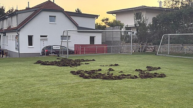 Podruh bhem ty dn se na hit fotbalist SK Jundrov vrtili divoci a znovu ho rozryli tak, e se na nm ned hrt. (9. z 2025)