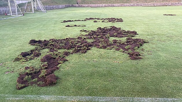 Podruh bhem ty dn se na hit fotbalist SK Jundrov vrtili divoci a znovu ho rozryli tak, e se na nm ned hrt. (9. z 2025)