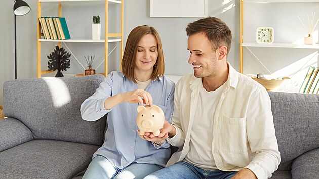 Platba u zubaře, nová lednice nebo oprava auta. To všechno vás může stát desetitisíce korun. A co teprve výpadek příjmu třeba kvůli nemoci. Pokud na podobné situace nejste připravení, mohou s rodinným rozpočtem pěkně zamávat. Mít vytvořený finanční polštář je proto zásadní. Jak na tom ale Češi v reále jsou? Mají rezervy? A jak si je případně vytvořit?