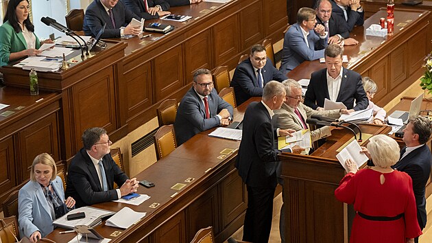 Andrej Babi�, Marek Benda a Tomio Okamura z�pasili ve Sn�movn� o mikrofon. (9. z��� 2025)