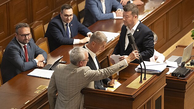 Andrej Babi�, Marek Benda a Tomio Okamura z�pasili ve Sn�movn� o mikrofon. (9. z��� 2025)