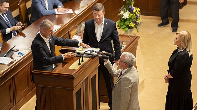 Andrej Babi�, Marek Benda a Tomio Okamura z�pasili ve Sn�movn� o mikrofon. (9. z��� 2025)