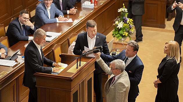 Andrej Babi�, Marek Benda a Tomio Okamura z�pasili ve Sn�movn� o mikrofon. (9. z��� 2025)