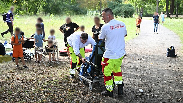 Z�chran��i zasahuj� v berl�nsk� �tvrti Wedding pot�, co tam najelo auto do lid�. (4. z��� 2025)