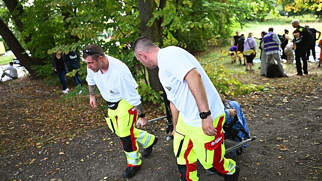 Z�chran��i zasahuj� v berl�nsk� �tvrti Wedding pot�, co tam najelo auto do lid�. (4. z��� 2025)