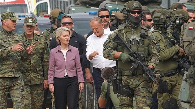 Polsk� premi�r Donald Tusk a p�edsedkyn� Evropsk� komise Ursula von der Leyenov� nav�t�vili plot na polsko-b�lorusk� hranici ve m�st� Krynki ve v�chodn�m Polsku. (25. srpna 2025)