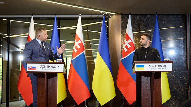 Slovensk� premi�r Robert Fico se v U�horodu setkal s ukrajinsk�m prezidentem Volodymyrem Zelensk�m. (5. z��� 2025)