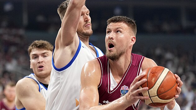 Kristaps Porzingis z Loty�ska (vpravo) zakon�uje p�es Marina Peterku.