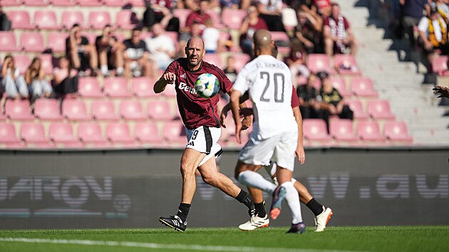 Jan Koller b�hem rozlu�kov�ho z�pasu Bonyho Wilfrieda.