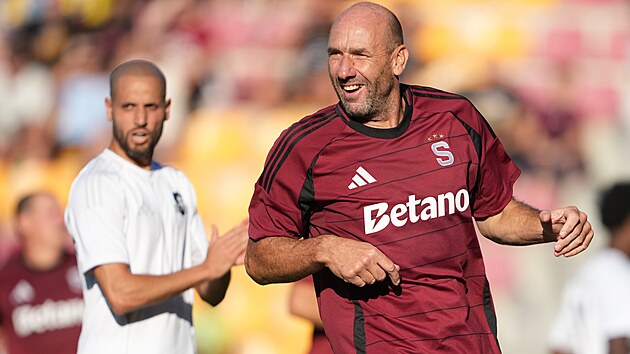 I slun��ko sv�tilo. Jan Koller se p�i p��le�itosti rozlu�ky Bonyho Wilfrieda znovu obul do kopa�ek.
