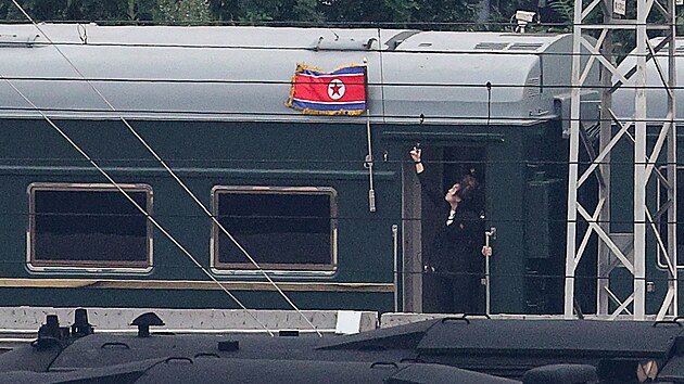 Severokorejsk� vlajka vlaje na vlaku, kter� pravd�podobn� veze v�dce Kim �ong-una do Pekingu. (2. z��� 2025)