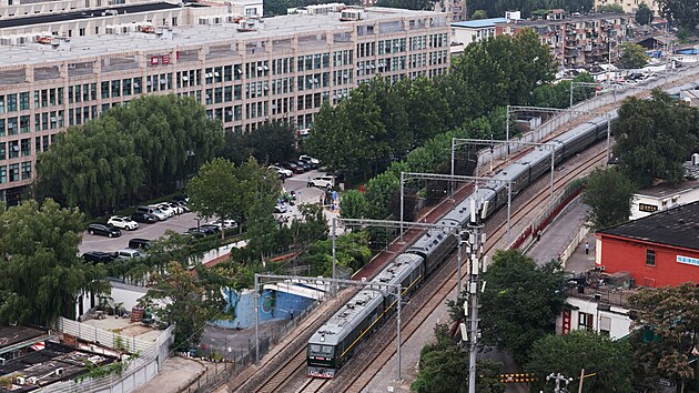 Severokorejsk� vlajka vlaje na vlaku, kter� pravd�podobn� veze v�dce Kim �ong-una do Pekingu. (2. z��� 2025)