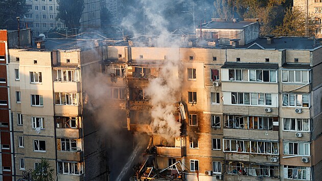Rusk� �toky na Kyjev zp�sobily po��ry obytn�ch budov, zranily 18 lid� a dal�� t�i zabily. (7. z��� 2025)