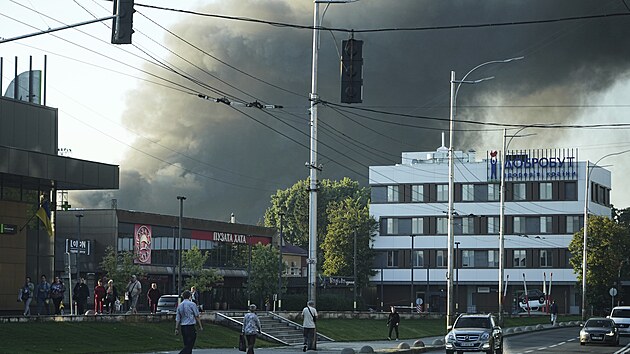 Rusk� �toky na Kyjev zp�sobily po��ry obytn�ch budov, zranily 18 lid� a dal�� t�i zabily. (7. z��� 2025)