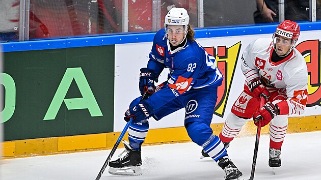 Brn�nsk� obr�nce Filip Kr�l kontroluje kotou�.