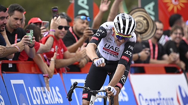 �pan�lský cyklista Marc Soler ze stáje UAE slaví vít�zství ve 14. etap� Vuelty.