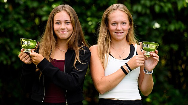 Sestry Jana (vlevo) a Alena Kova�kovy s trofejemi pro v�t�zky juniorsk� �ty�hry na US Open